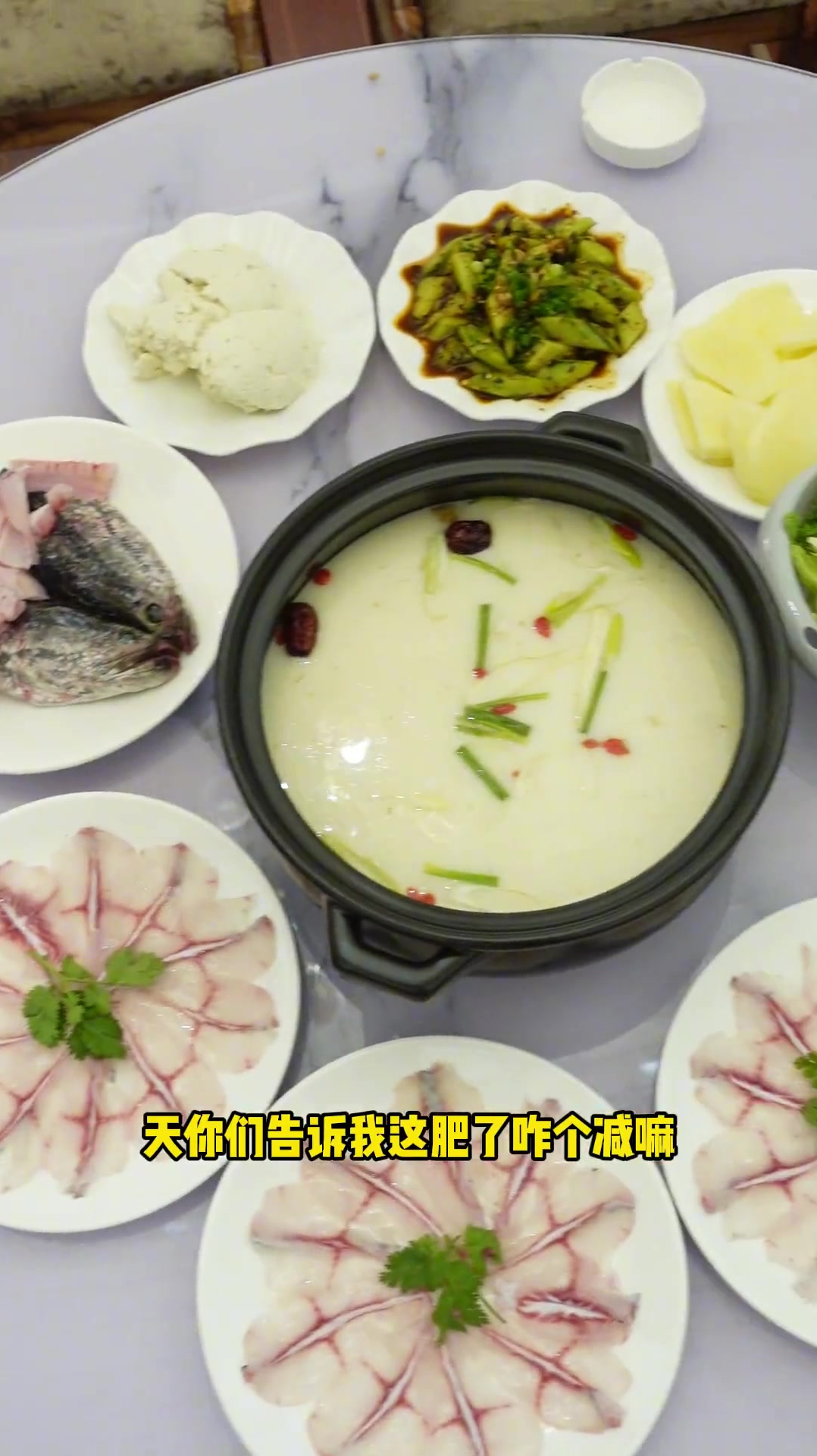 涮七秒即熟的功夫鱼片,老板娘妈妈种的一亩菜地专供火锅店