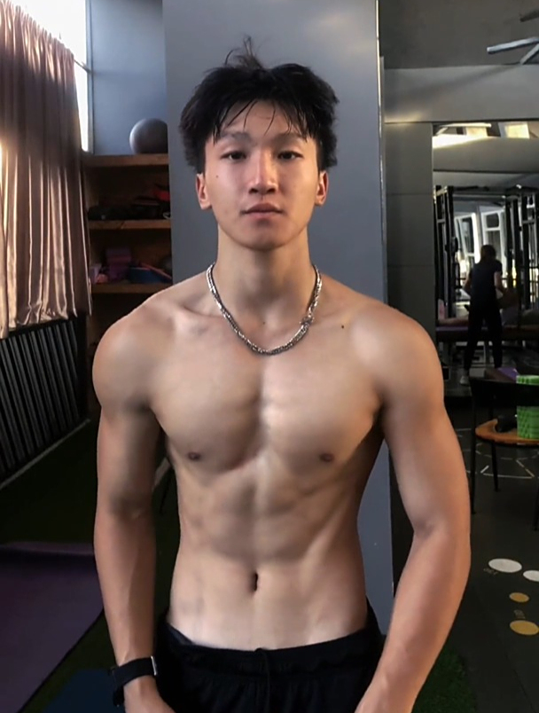 见到镜子就要自拍的体育生小哥哥,人鱼线漂亮如雕刻,帅气迷人!