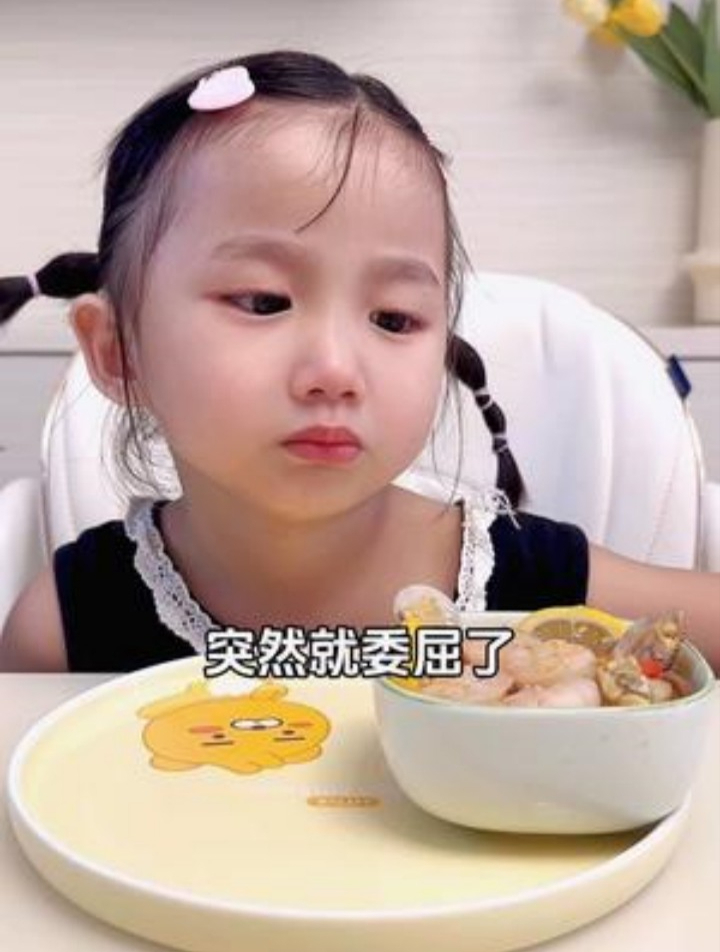 不给她吃鱼就委屈巴巴