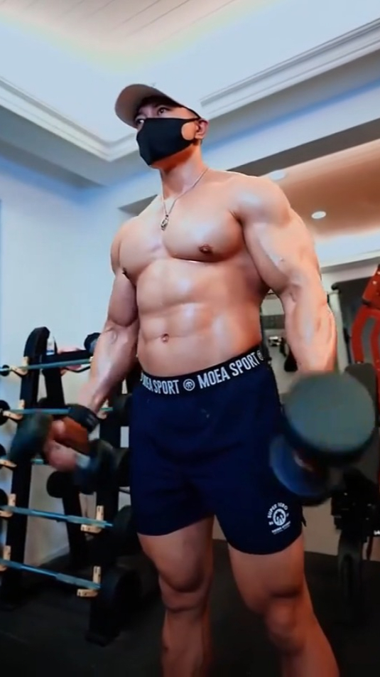 健身房里的大块头,一身腱子肉如雕刻,三位型男大PK,哪位更牛?