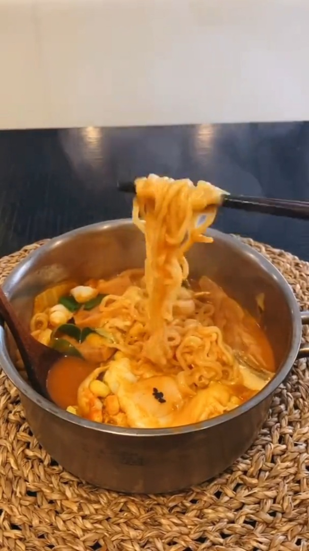 宅在家里 8分钟搞定的豪华版芝士泡菜辛拉面,简单又好吃!