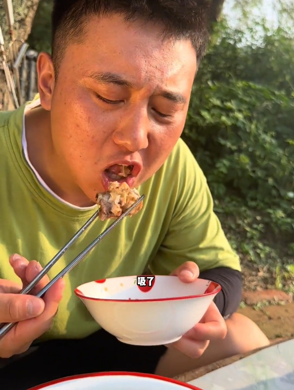 蛤蜊炖鸡,剁椒皮蛋简简单单又是一顿