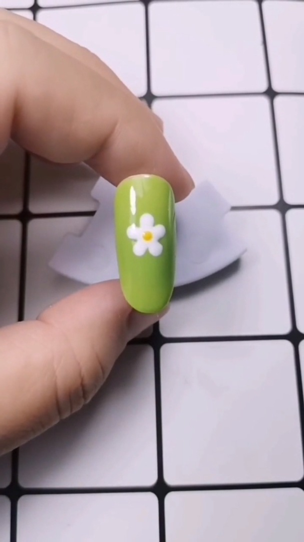 泫雅风波点小花美甲