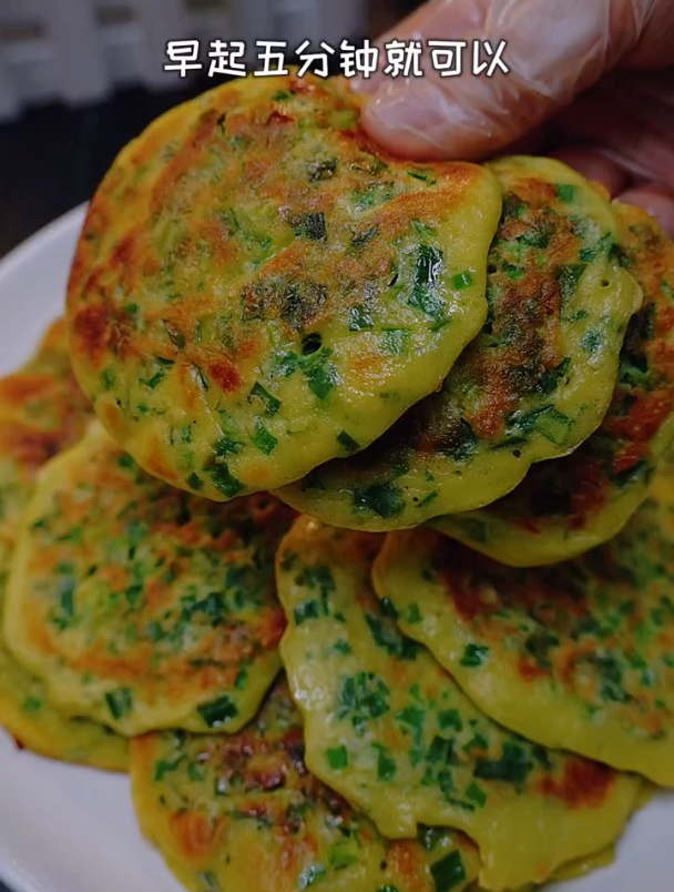 不用揉面就可以做出简单美味的鸡蛋韭菜饼