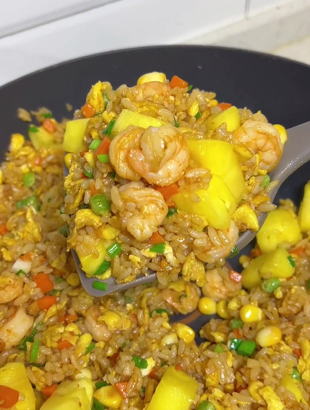美味的菠萝虾仁炒饭,色香味俱全,最重要还不长肉