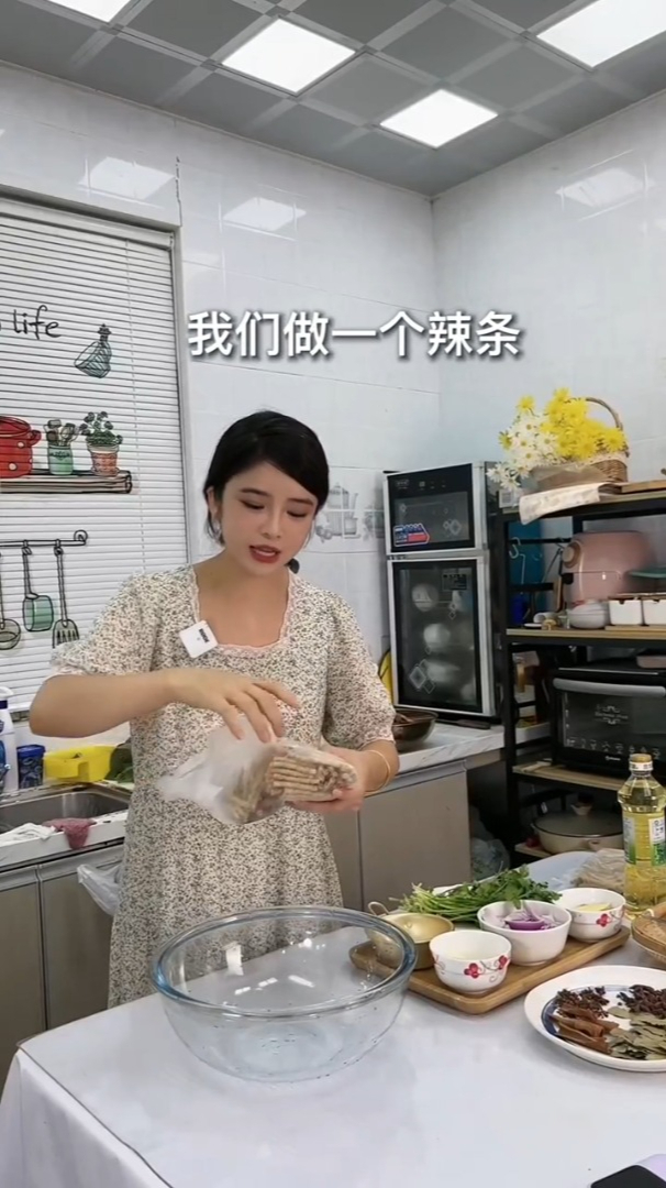 想吃辣条的赶紧做起来吧,简单又好吃