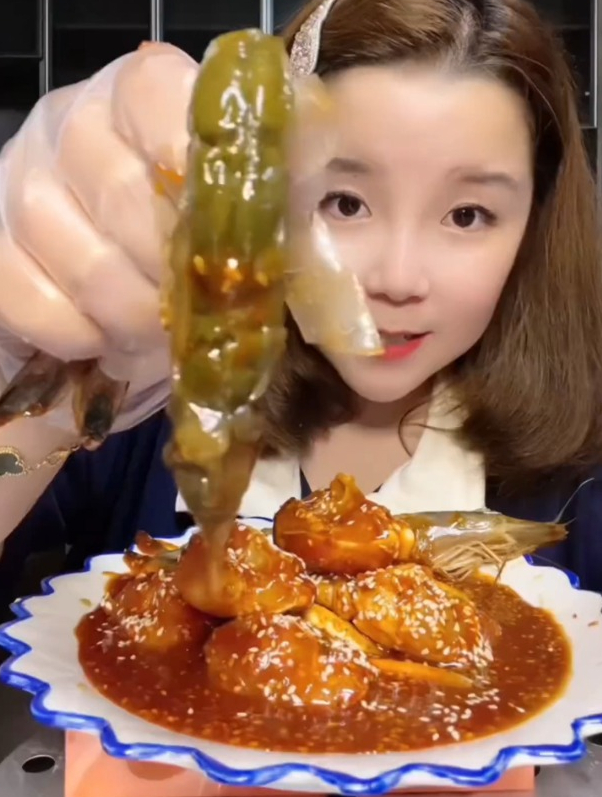 又到了吃野生满黄大虾母的季节喽