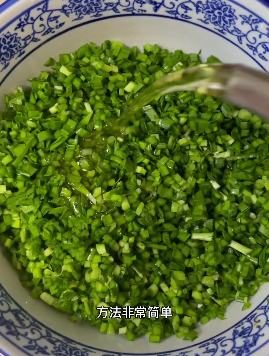 不用和面就可以做菜煎饼了,方法很简单,很好吃,赶紧学起来吧