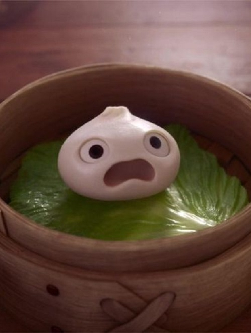 女人在吃包子,突然包子长出人脸和四肢,变成了帅气的表情包