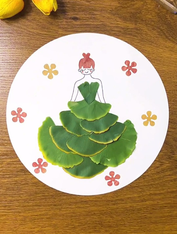 用银杏叶做一个漂亮的手工画吧,简单有趣。亲子手工 树叶画