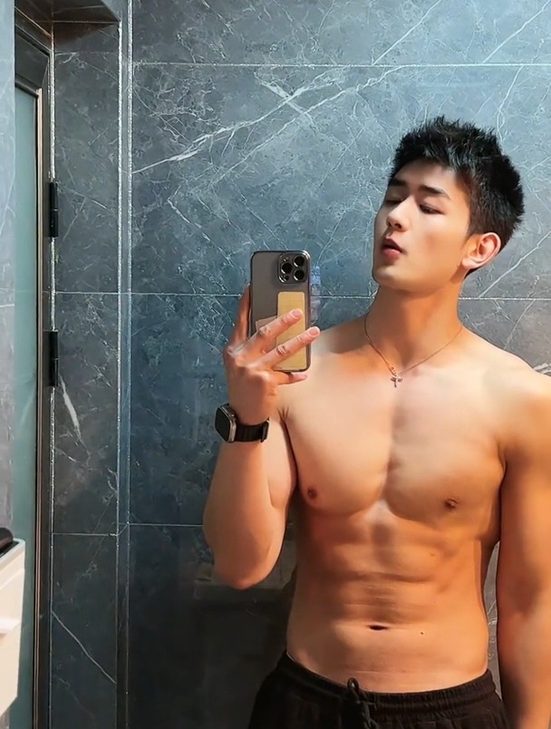有颜有料的肌肉小狼狗,人鱼线漂亮如雕刻,身材一个比一个优质!