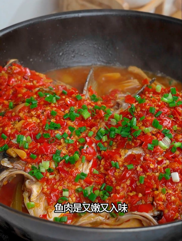 很多人都以为剁椒鱼头是蒸出来的