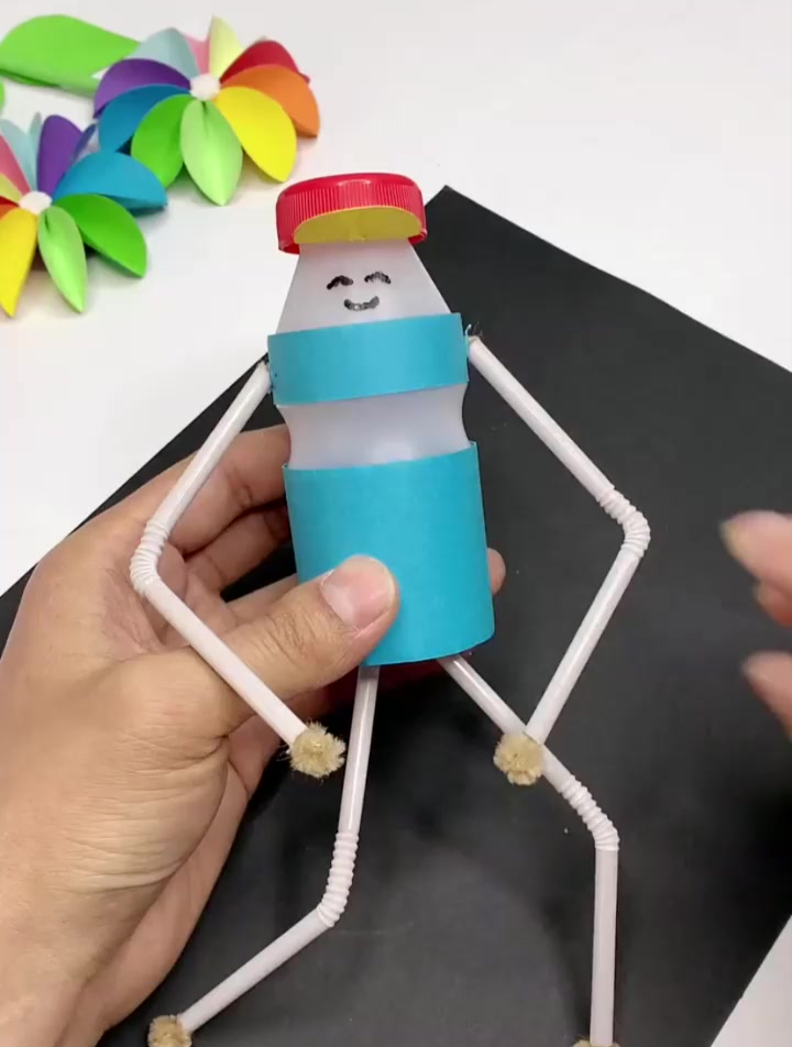 用饮料瓶做一个帅气的戴鸭嘴帽的小男孩,可以摆出各种姿势哦