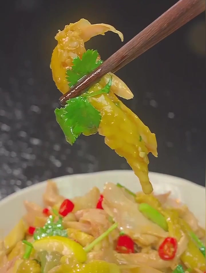 三黄鸡不要老是炖汤,学会这道手撕鸡酸爽嫩滑家人夸你是大厨