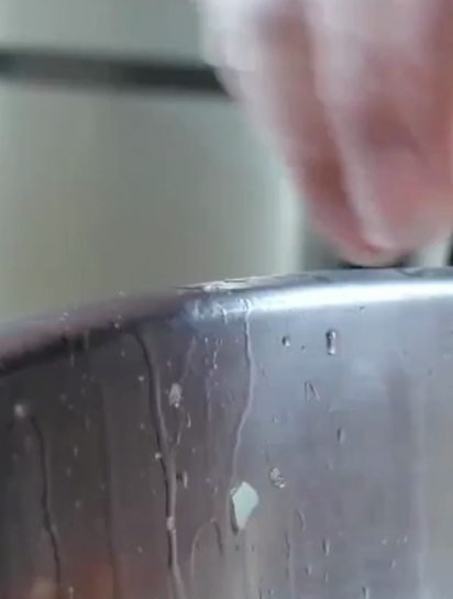 外表黑不溜秋,内在却大有乾坤的黑金酥,是如何制作出来的?
