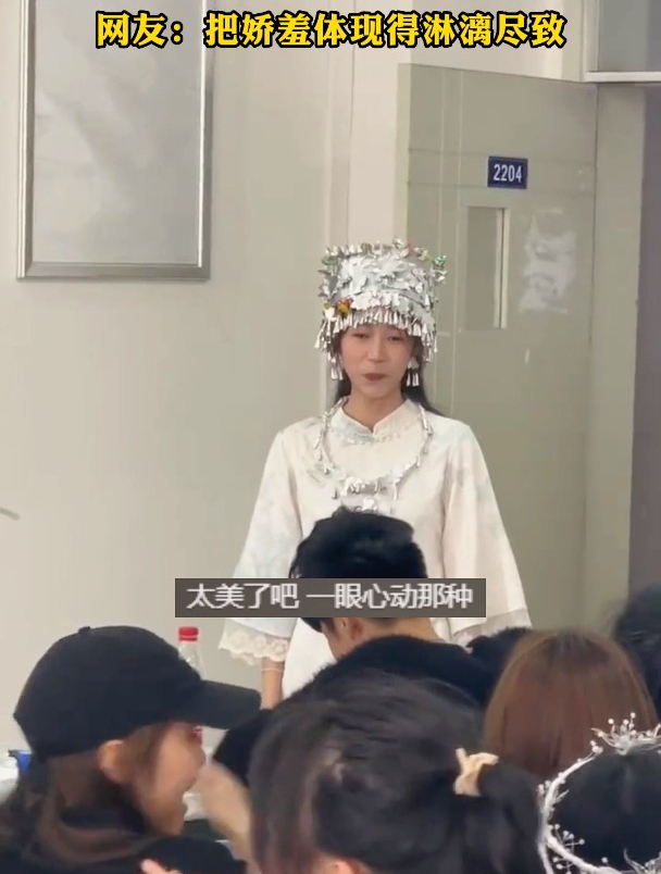 女孩用易拉罐自制苗疆头饰惊艳众人,这大概就是青春最美的样子吧