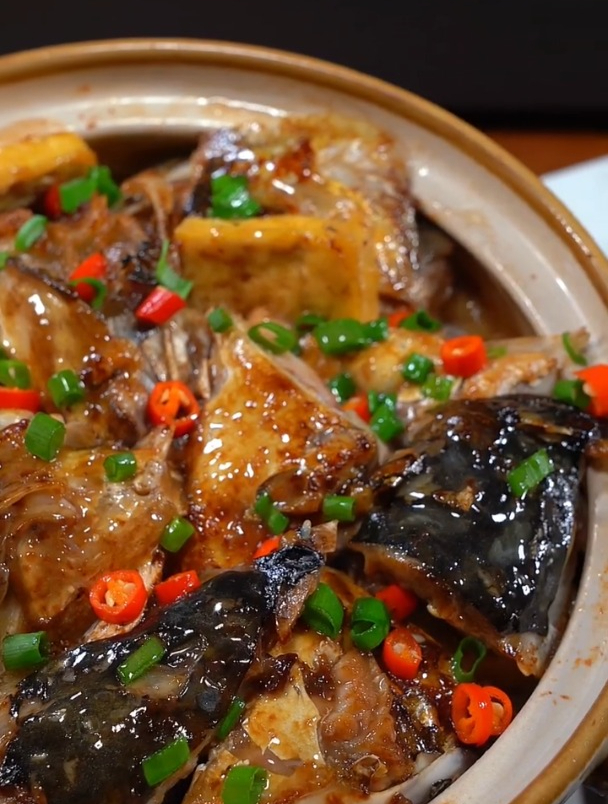 每次去广式餐厅,我们家都要点这道五花肉鱼头豆腐煲,做法简单