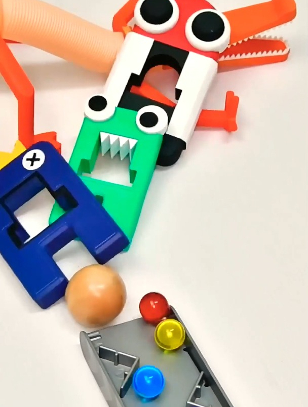 解压视频:从鳄鱼嘴里跑出的弹珠推到骨诺牌