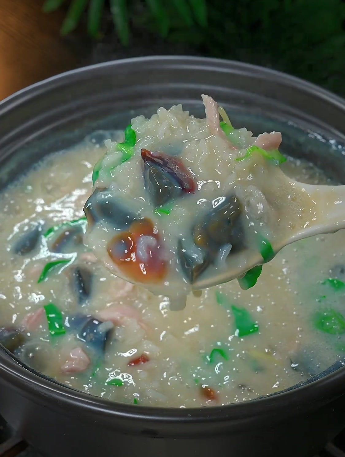 这道营养又美味的皮蛋瘦肉粥就完成了,喜欢的赶紧做起来吧