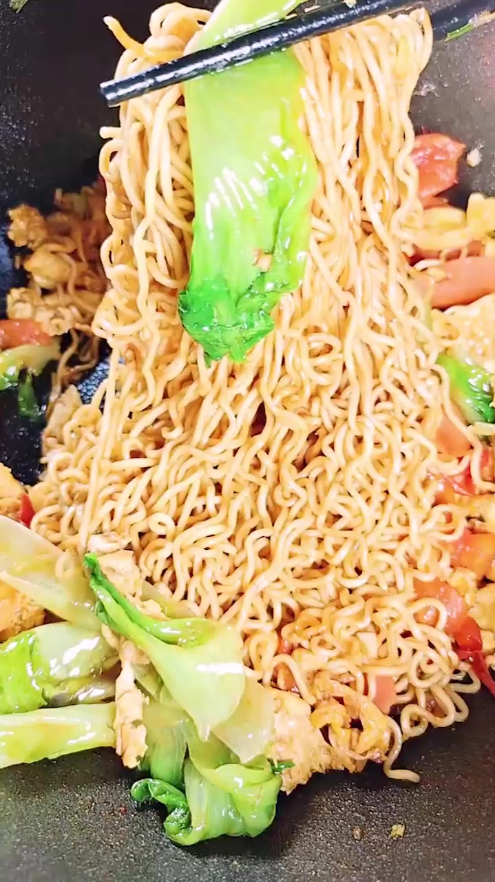 西红柿鸡蛋炒面做法!营养又美味,学会就是大厨