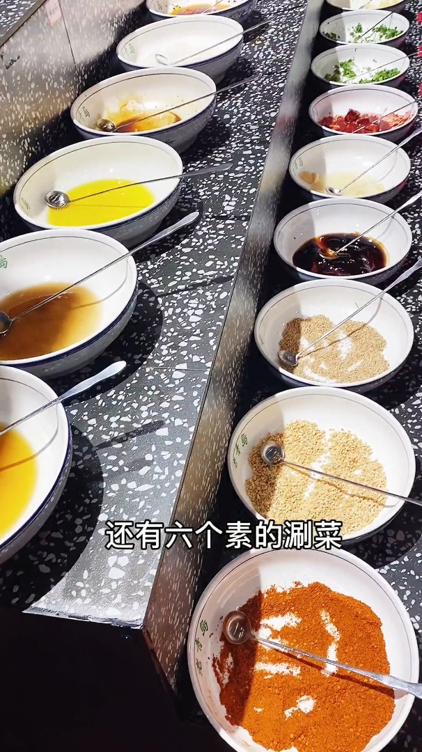 一年只做两件事,夏天做龙虾,冬天做炭锅牛排
