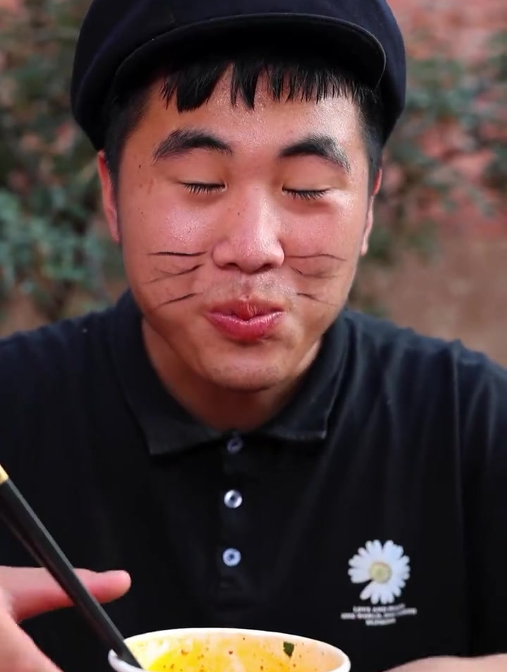 当动漫人物吃酸辣粉!