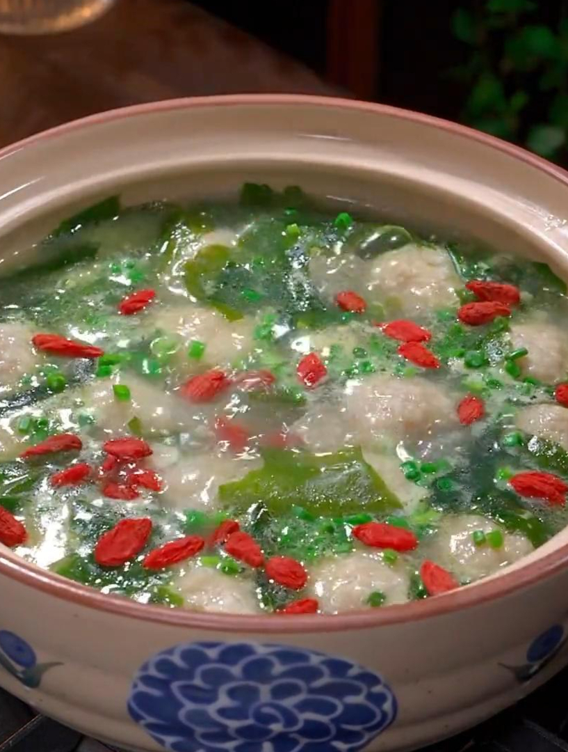 营养满满的裙带菜莲藕肉丸汤
