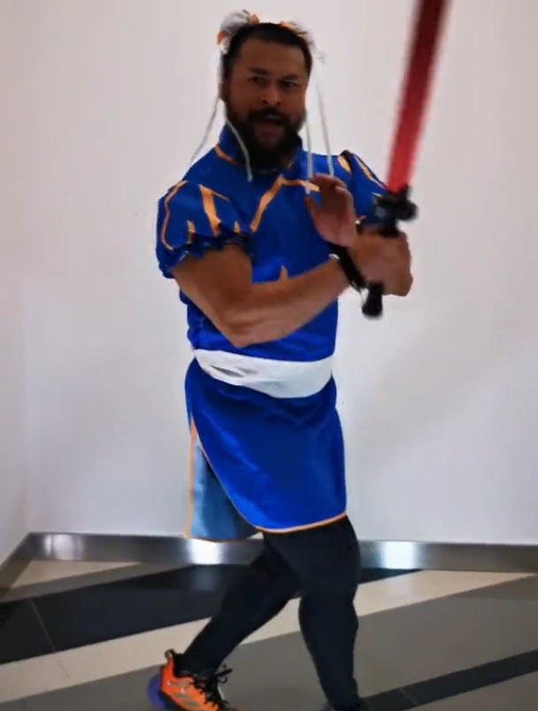 肌肉男穿春丽的服装 肌肉男