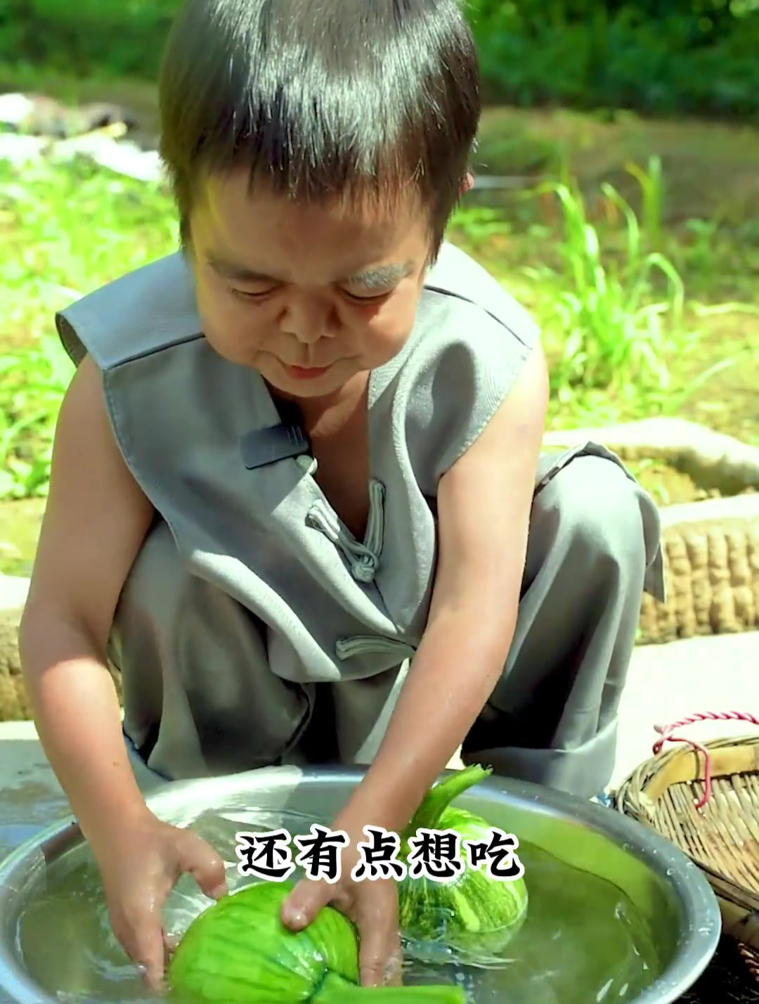 田里的嫩南瓜出来了摘两个回家尝尝鲜,三伏天油茶汤健康又好喝
