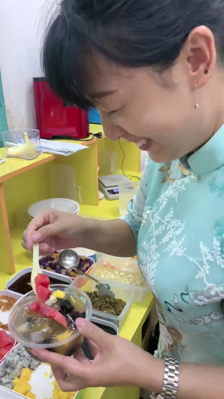 漂亮老板娘旅游区开四果汤店,每天收入4位数,泉州四果汤培训班,正宗四果汤制作学习