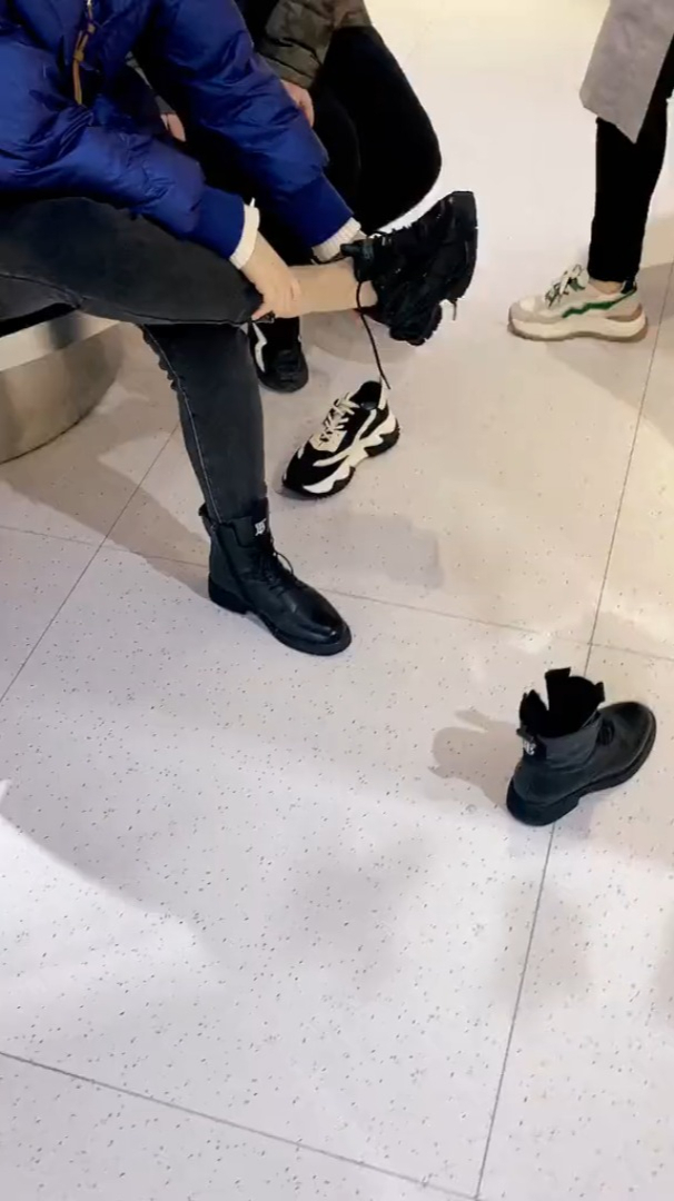 运动鞋黑色肉丝~