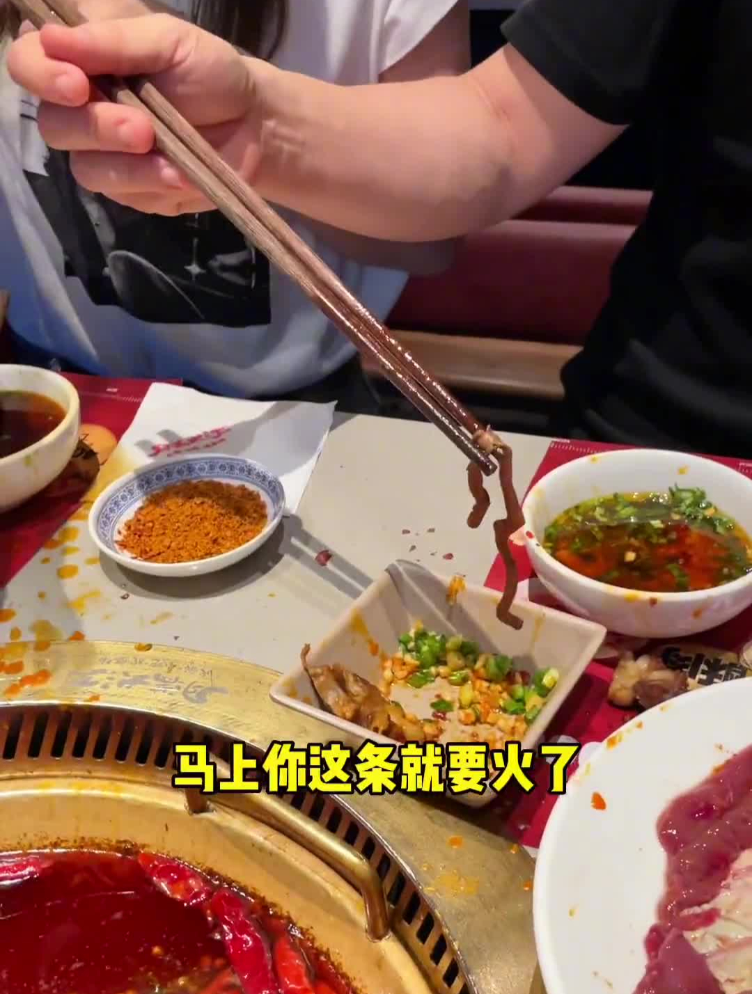 和川菜大师王开发一起吃火锅挑食的Jim兰妹逛成都跟着来