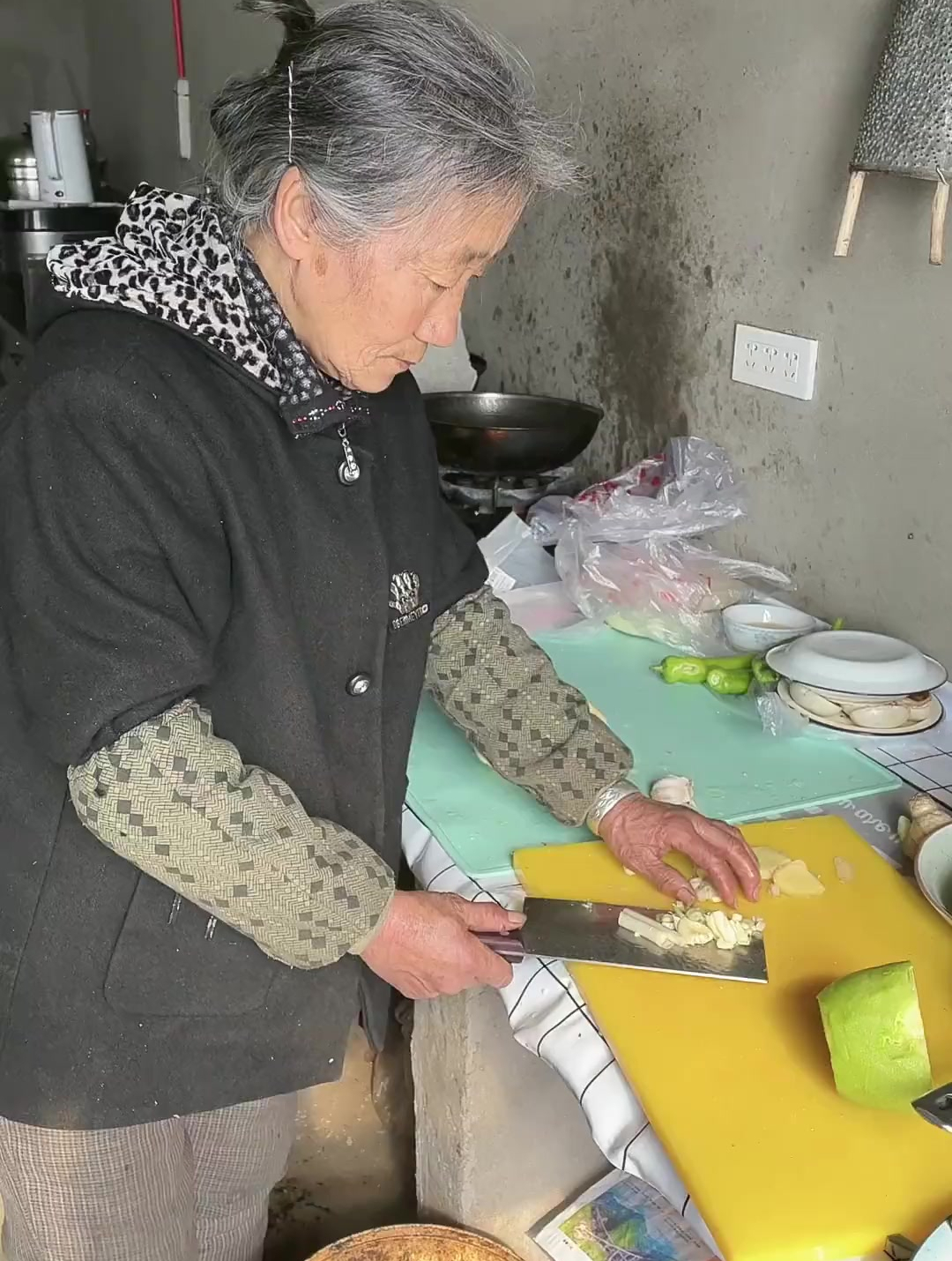 七十岁婆婆今天做的牛骨头炖萝卜