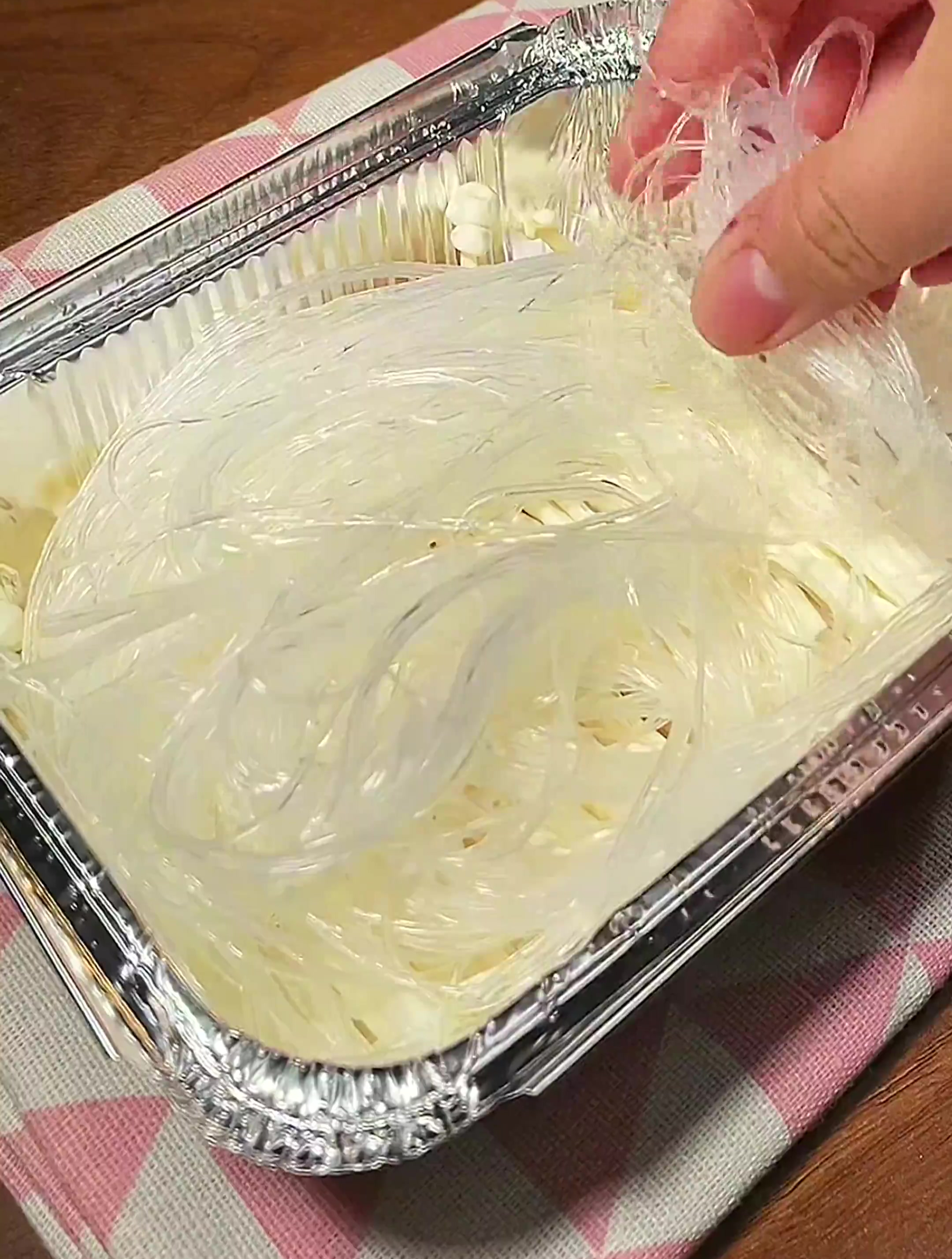 不会下厨怎么办?过年家里来客做道锡纸蒜蓉粉丝金针菇虾