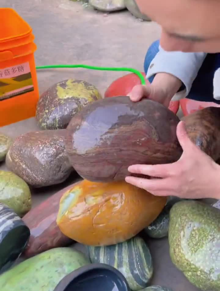 天呀,真的想不到一个普通鹅卵石经过小伙打磨改造可以这么美
