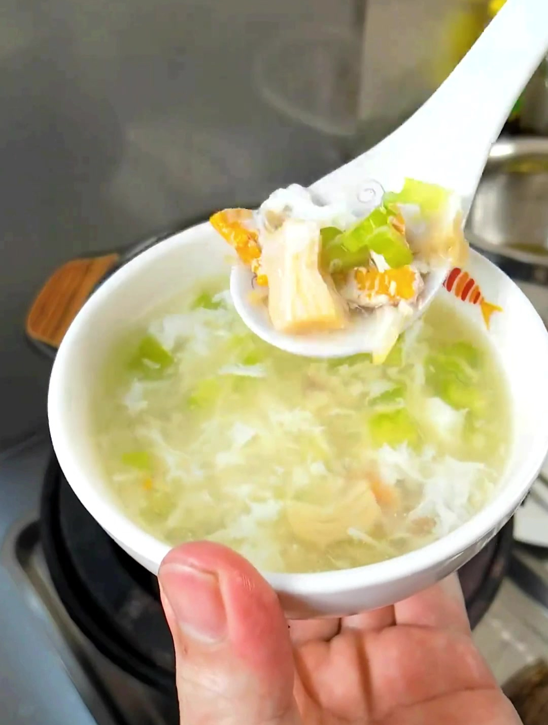 非常适合夏天食的一道汤羹,苦瓜蟹肉羹,汤香味美,烹饪简单