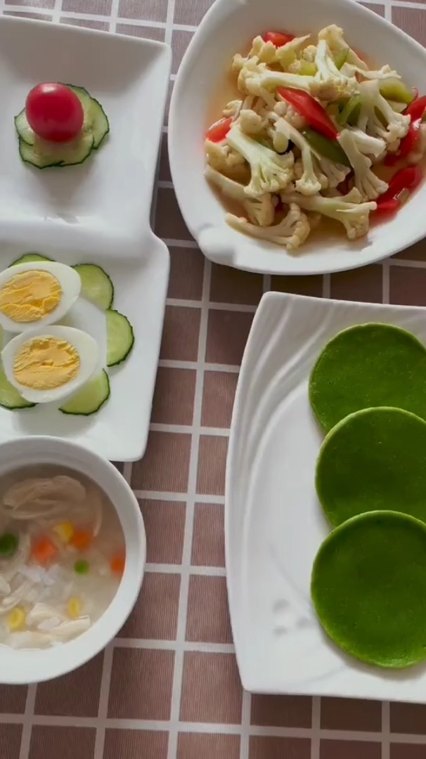 菠菜小面饼,清炒菜花,五彩鸡丝粥,煮鸡蛋,这个你喜欢吗