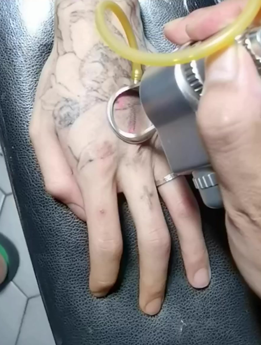 美女在手背纹身,看着渐渐成型的纹身,网友:好丰满的金鱼