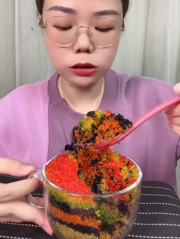 五颜六色的飞鱼籽,看颜色都好喜欢,吃着起来嘎嘣脆,超好吃