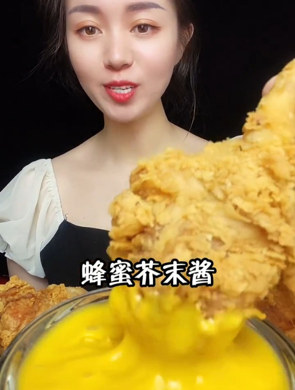 炸鸡腿蘸蜂蜜芥末酱确实是香呀