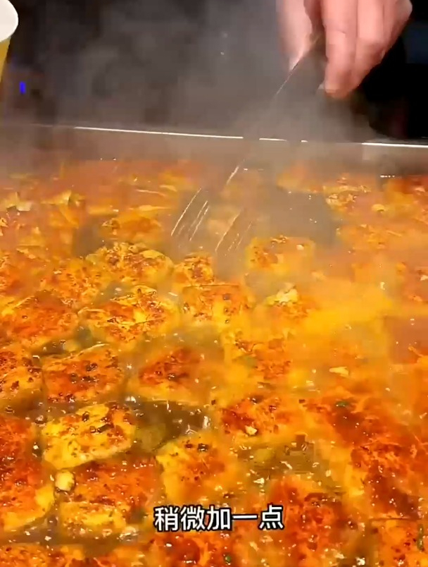 大连夜市的美食也太多了,超可爱的海绵宝宝