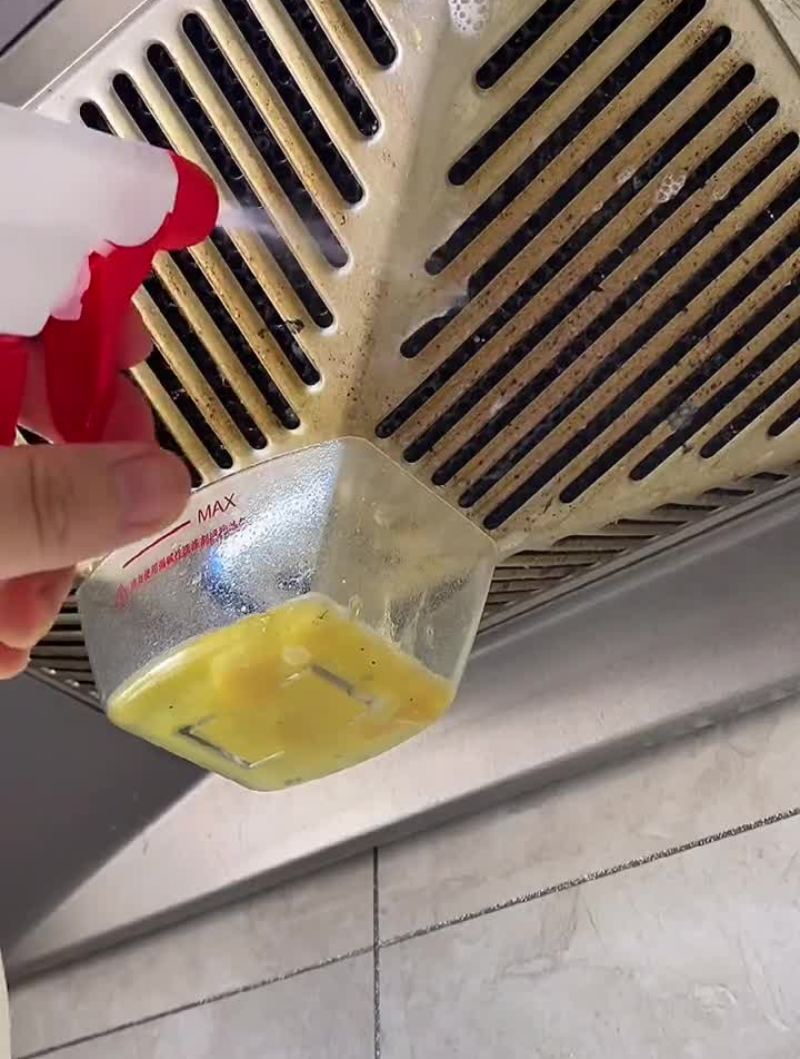 厨房里真的少不了大公鸡