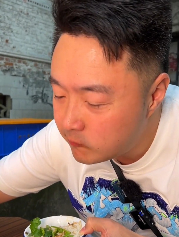 自贡有名的大安烧牛肉 就开老厂区的街头巷尾 笋子烧牛肉味道浓厚