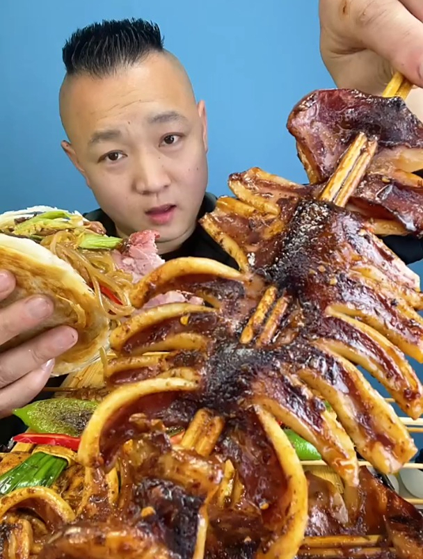 肉夹馍加炸鱿鱼串,好吃的不行呀