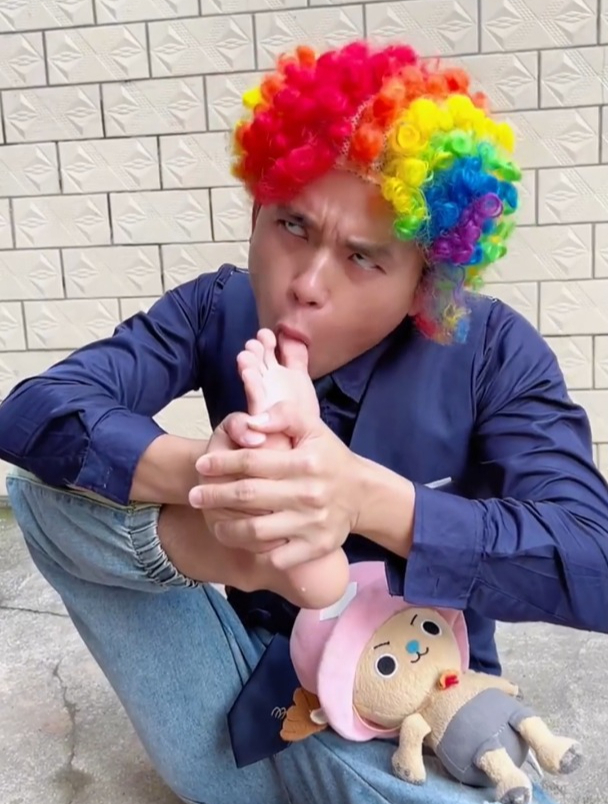搞笑模仿宝贝老板,怎么连脚都吃呢!