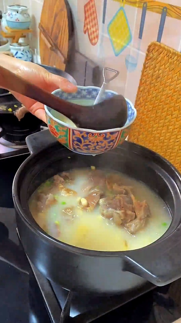 咸猪蹄炖黄豆,汤香浓郁,一日三餐家常饭