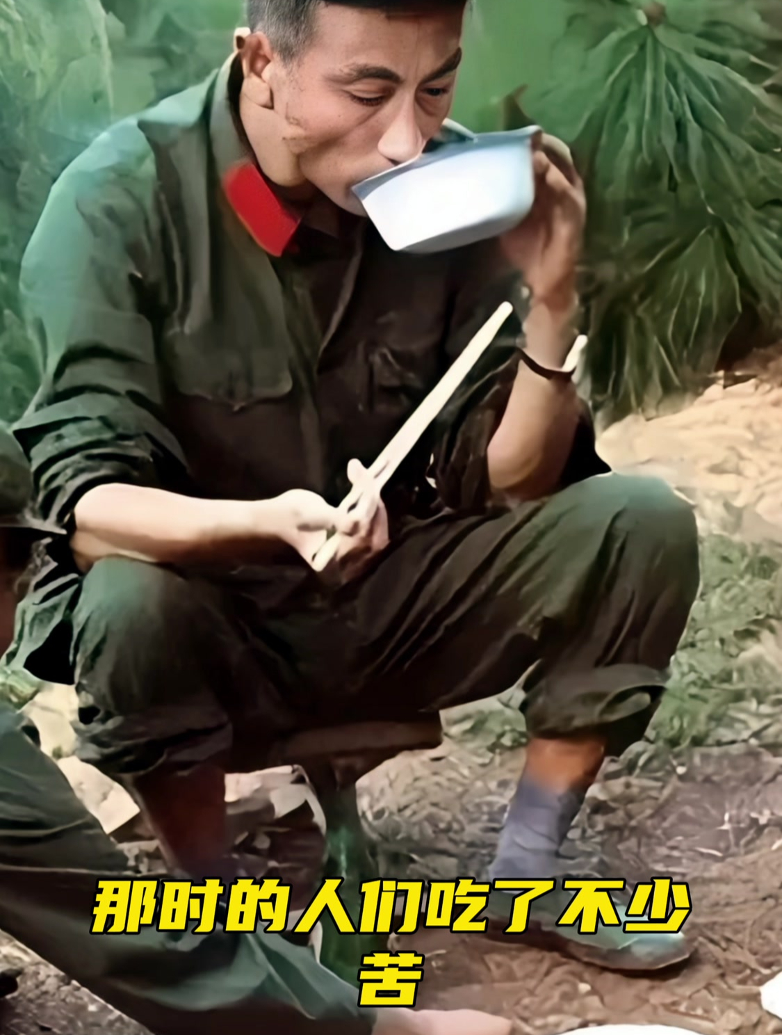 70年代,军人蹲着吃饭时的珍贵照片,军人们的饭菜十分简单!