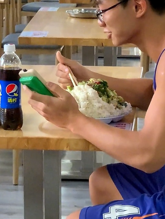 男生饭量惊人,网友:这才是干饭人该有的样子!