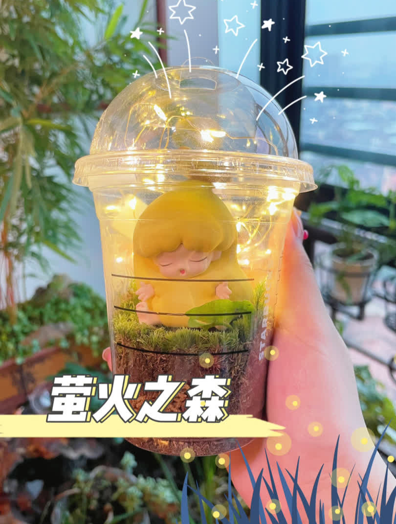 用喝完的奶茶杯在桌面搭了个小森林,好好看啊