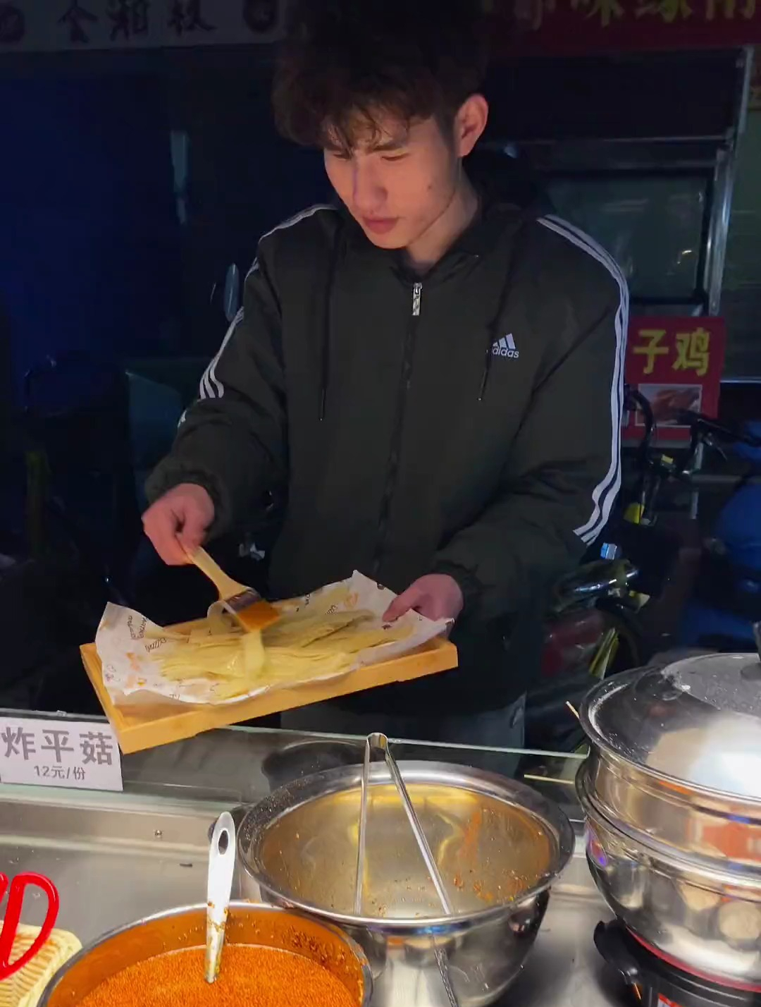 马路边偶遇现做的辣条!小时候校门口的味道